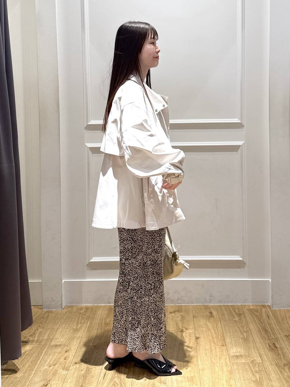 ベージュ系のブルゾン、ベージュ系のスカート、ブラック系のTシャツ/カットソーを着用したレディースの春コーディネートの4枚目の写真