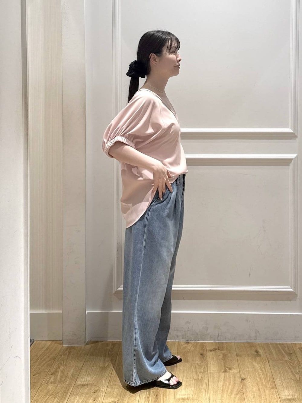 ピンク系のシャツ/ブラウス、ブルー系のデニムパンツ、ブラック系のパンプスを着用したレディースの夏コーディネートの4枚目の写真