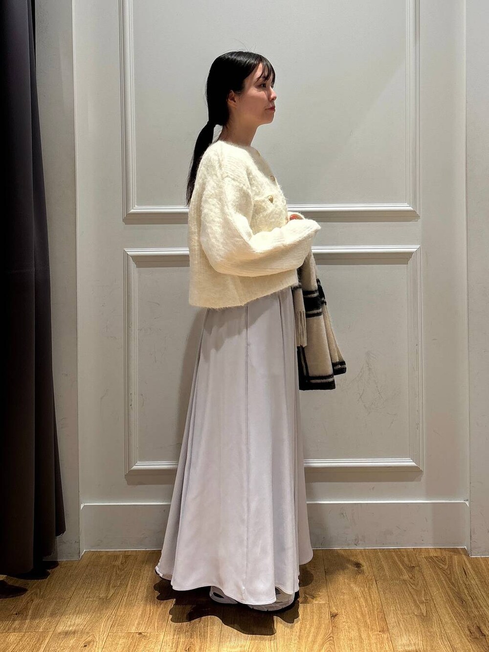 「カジュアル、フェミニン、きれいめ、SNAP_apart by lowrys、apart by lowrys」｜「A part byの【セレクト・一部店舗限定】NB＿MR530SG（スニーカー、ホワイト系）」を使った、ゆいぴさん（レディース・156cm）の秋コーディネートの4枚目の写真