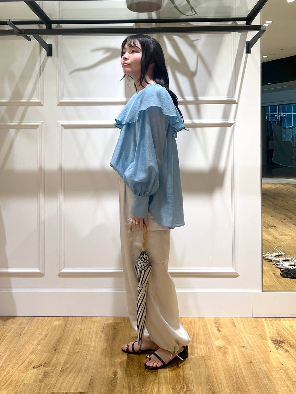 「カジュアル、フェミニン、きれいめ、SNAP_apart by lowrys、apart by lowrys」｜「A part byのサテンカーゴパンツ（カーゴパンツ、ホワイト系）」を使った、ゆいぴさん（レディース・156cm）の春コーディネートの3枚目の写真