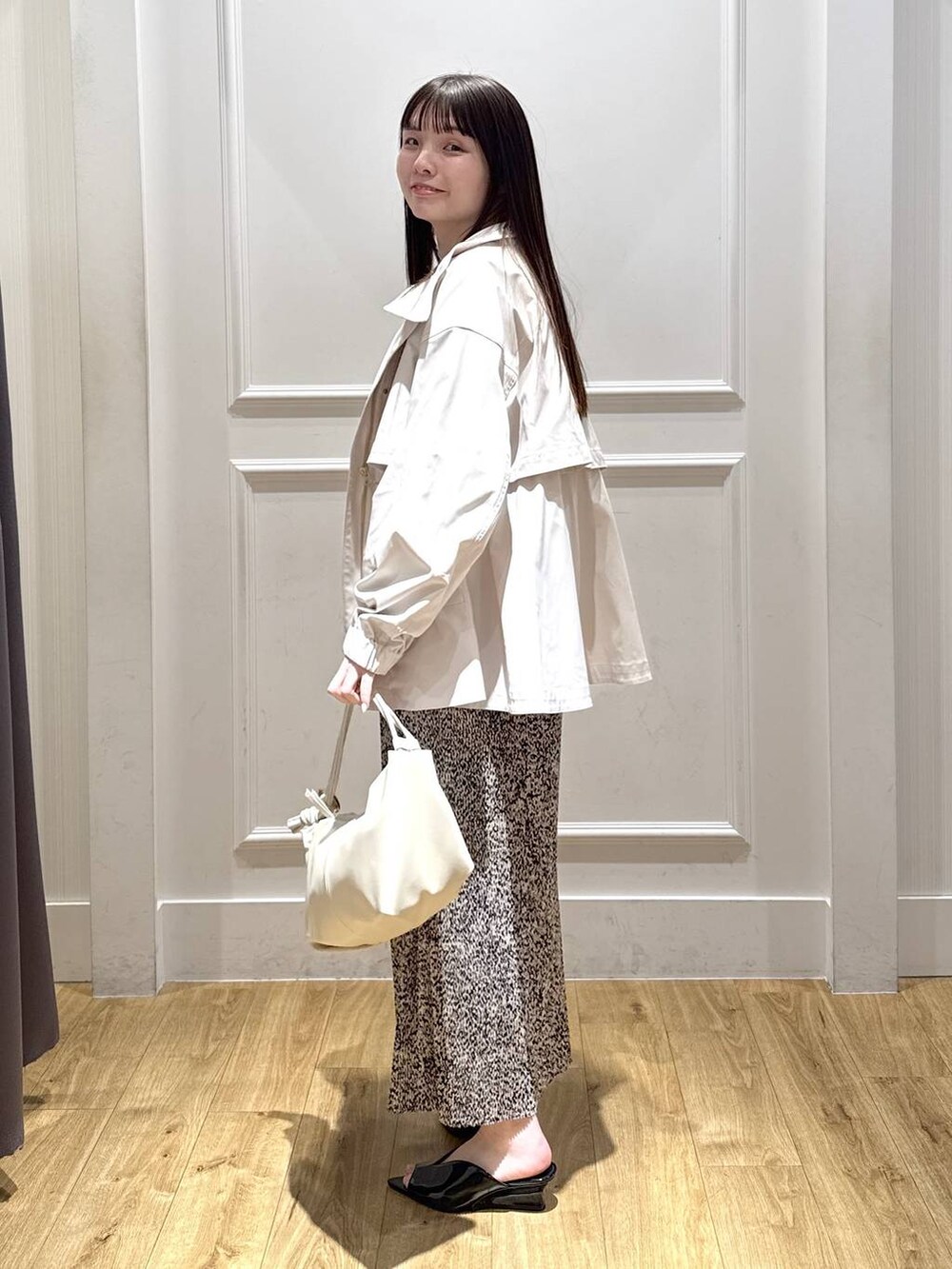 ベージュ系のブルゾン、ベージュ系のスカート、ブラック系のTシャツ/カットソーを着用したレディースの春コーディネートの3枚目の写真