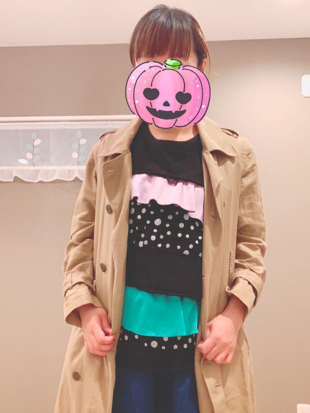 「秋服、休日スタイル、大人カジュアル、秋冬コーデ、ゆったりコーデ、トレンチコート、ラクチンコーデ、デニムパンツ、カジュアルガーリー、フリル、ママコーデ、おしゃれさんと繋がりたい、低身長コーデ」｜「RNA-NのR3461デニムボリュームペインター（デニムパンツ、ブルー系）」を使った、まっきぃ〜さん（レディース・156cm）の秋コーディネートの3枚目の写真