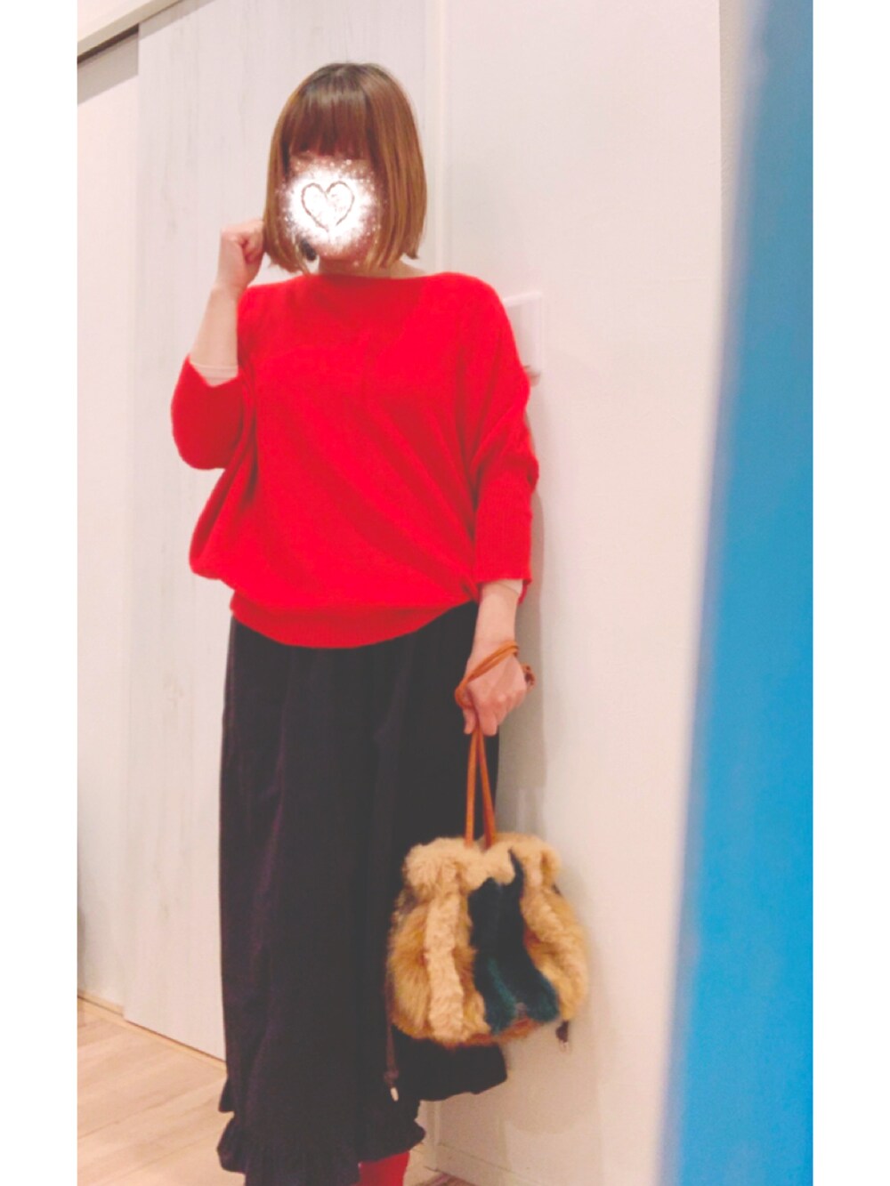 「休日スタイル、カジュアルコーデ、オトナ女子、ラクチンコーデ、オトナカジュアル、ボリューム袖、私の推しブランド、デニムコーデ、いいね、save、フォローお願いします🤑、ワイドパンツ、ブルー、赤いニット、セーター、マフラー」｜「RNAのJ1943 フリルデザインコーチジャケット（ブルゾン、ブルー系）」を使った、まっきぃ〜さん（レディース・156cm）の冬コーディネートの2枚目の写真