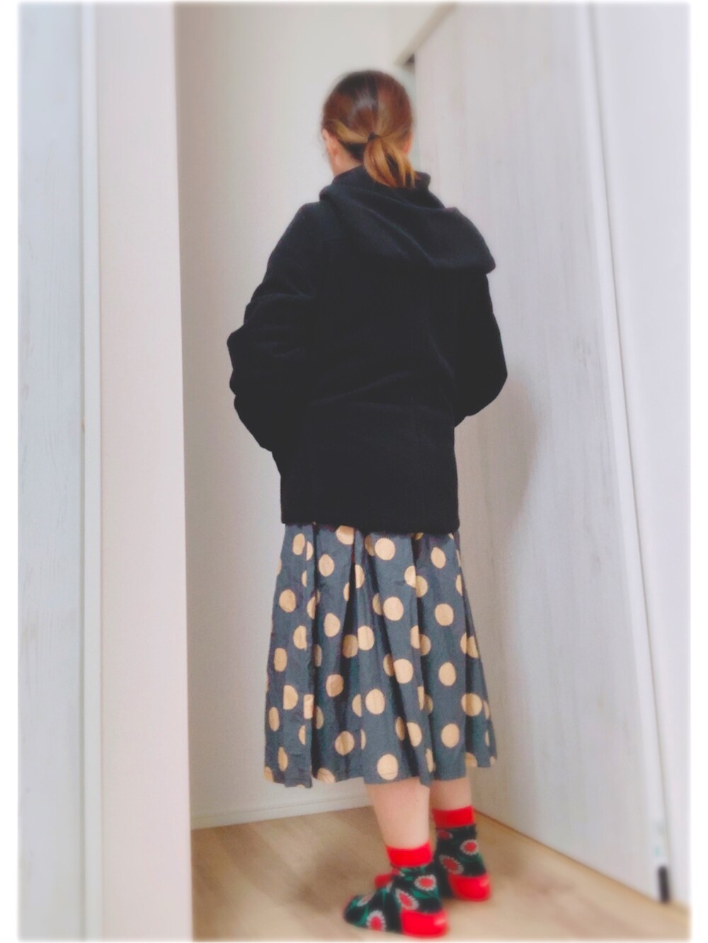 「大人カジュアル、コート、ドット、休日コーデ、大人かわいい、秋コーデ、低身長、シンプルスタイル、ビッグカラー、アウター、フラボア、ビュルデサボン、ジャケット、ママコーデ、ゆるコーデ」｜「FRAPBOISのセーリングコート（その他アウター、ブラック系）」を使った、まっきぃ〜さん（レディース・156cm）の冬コーディネートの2枚目の写真
