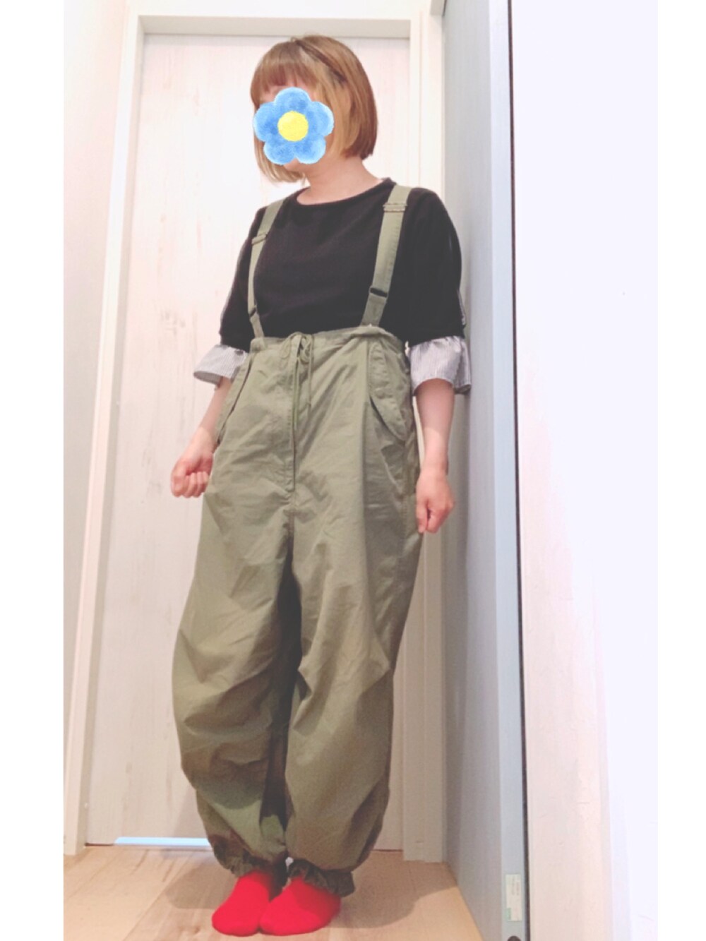 「オトナカジュアル、カジュアルコーデ、大人女子、パンツスタイル、サロペット、おしゃれさんと繋がりたい、ゆるコーデ、ラフ、ナチュラル、BEAMS BOY、赤い靴下」｜「BEAMS BOYのBEAMS BOY / US ARMY オーバー パンツ（カーゴパンツ、グリーン系）」を使った、まっきぃ〜さん（レディース・156cm）の春コーディネートの2枚目の写真