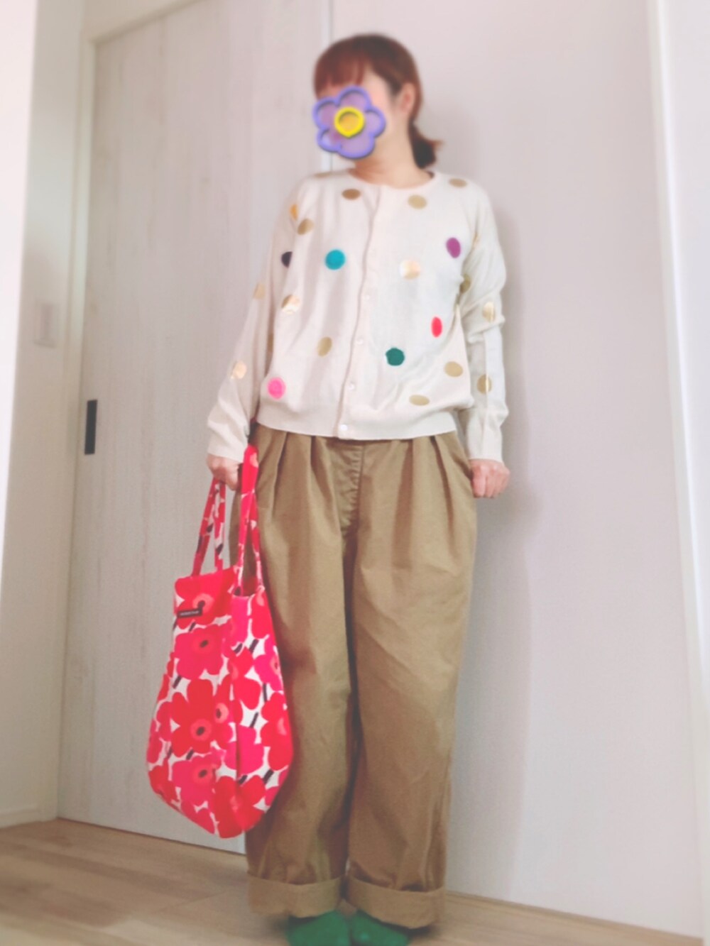 「カジュアルコーデ、ゆるコーデ、パンツスタイル、オーバーサイズ、私の推しブランド、カラフル、ドット、着回しコーデ、メンズライク、ワイドパンツ、いいね、save、フォローお願いします🤑、オトナカジュアル、マリメッコ、カーディガン」｜「RNA-NのR3686 ボリュームワイドワークパンツ（パンツ、ベージュ系）」を使った、まっきぃ〜さん（レディース・156cm）の冬コーディネートの2枚目の写真