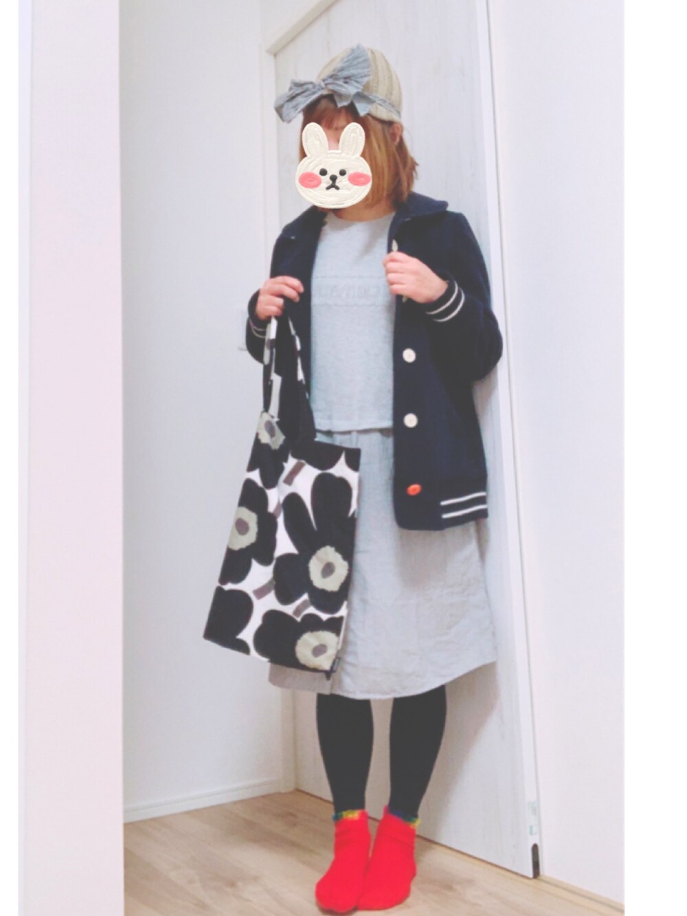 「大人カジュアル、シンプル、着回しコーデ、カジュアル、ラフ、いいね、save、フォローお願いします🤑、ミニスカート、ワンピース、コンバース、マリメッコ、marimekko、ニット帽、リボン、赤い靴下」｜「marimekkoの【marimekko】ファブリックバッグ 67572（トートバッグ、ブラック系）」を使った、まっきぃ〜さん（レディース・156cm）の冬コーディネートの2枚目の写真