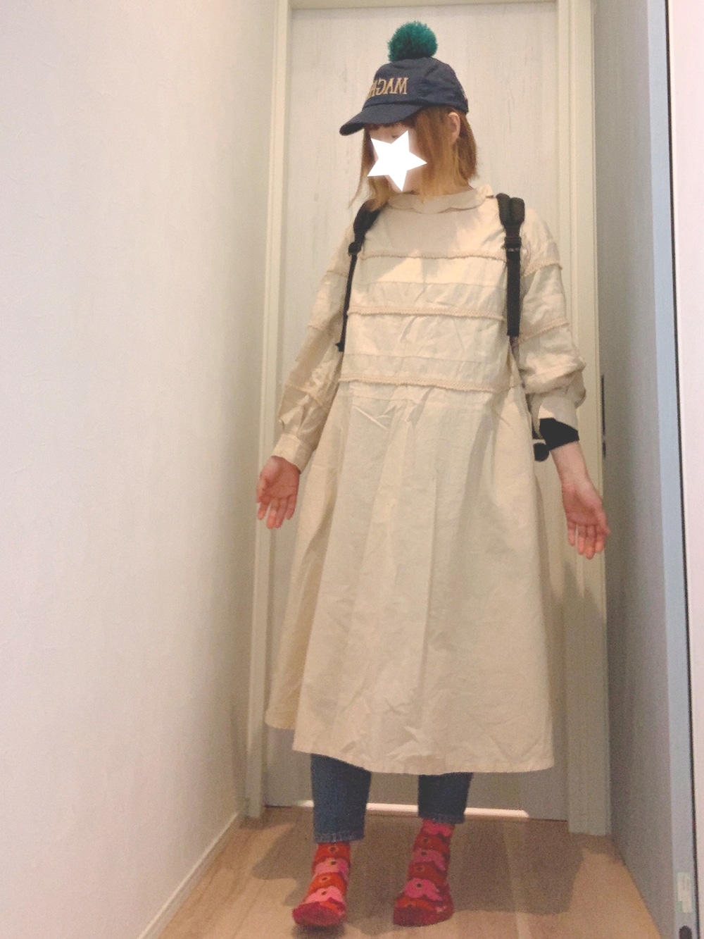 「シンプルコーデ、オトナ女子、春夏コーデ、パンツスタイル、休日スタイル、カジュアル、カジュアルコーデ、おしゃれさんと繋がりたい、キャップ、いいね、save、フォローお願いします🤑、ワンピース×スニーカー、ママコーデ、リュック、マリメッコ、グレゴリー」｜「FRAPBOISのクラスダイ（ワンピース、ベージュ系）」を使った、まっきぃ〜さん（レディース・156cm）の春コーディネートの2枚目の写真