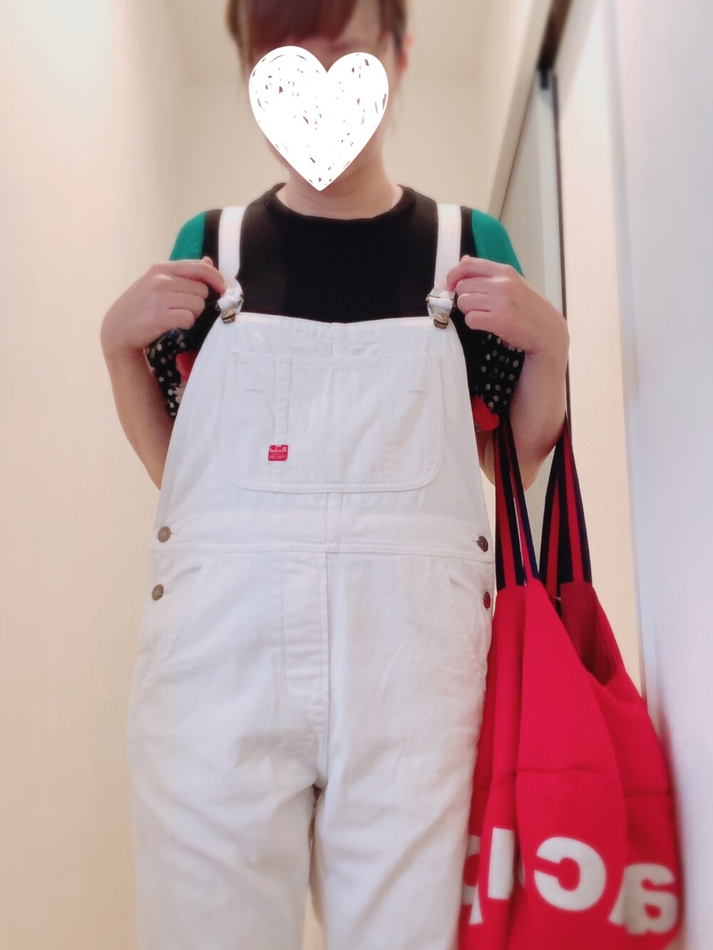 「カジュアルコーデ、ゆるコーデ、シンプルコーデ、大人女子、おしゃれさんと繋がりたい、ボリューム袖、差し色、パンツコーデ、オーバーオール、ピンク、スニーカーコーデ、NIKE、エアリフト、ママコーデ」|「mercibeaucoup,のS:マルソーBAG(トートバッグ、レッド系)」を使った、まっきぃ〜さん(レディース・156cm)の秋コーディネートの2枚目の写真