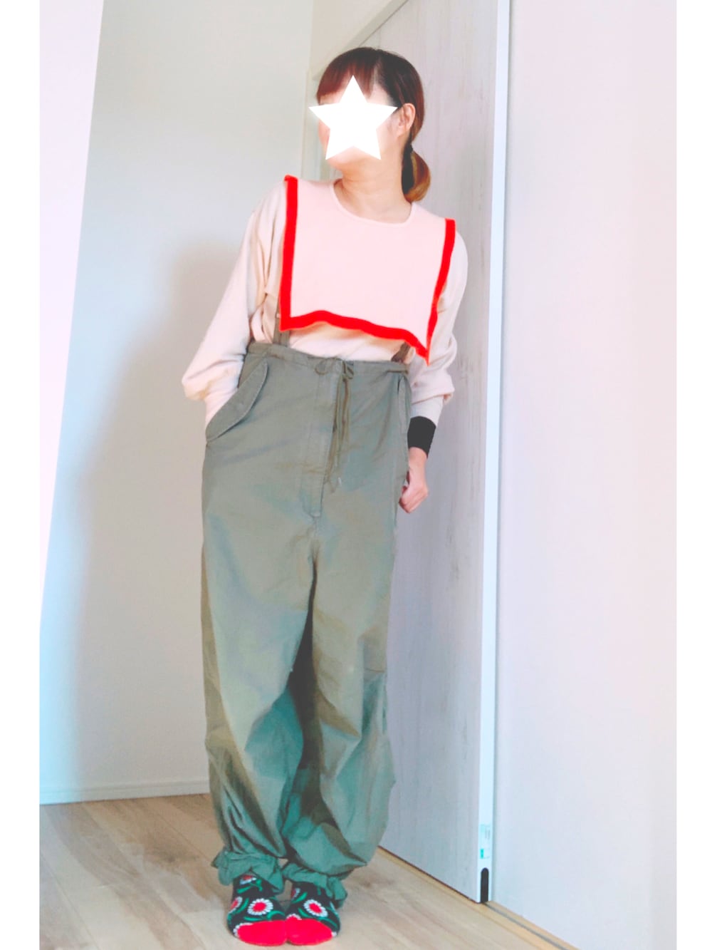 「秋冬コーデ、シンプル、今日のコーデ、カジュアルコーデ、パンツコーデ、BEAMS BOY、大人かわいい、マリメッコ、ラクチンコーデ、ママコーデ、ドクターマーチン、メルロー、セーラーカラー、いいね、save、フォローお願いします🤑、ベージュ」｜「marimekkoの【marimekko】ファブリックバッグ 67572（トートバッグ、ブラック系）」を使った、まっきぃ〜さん（レディース・156cm）の秋コーディネートの2枚目の写真