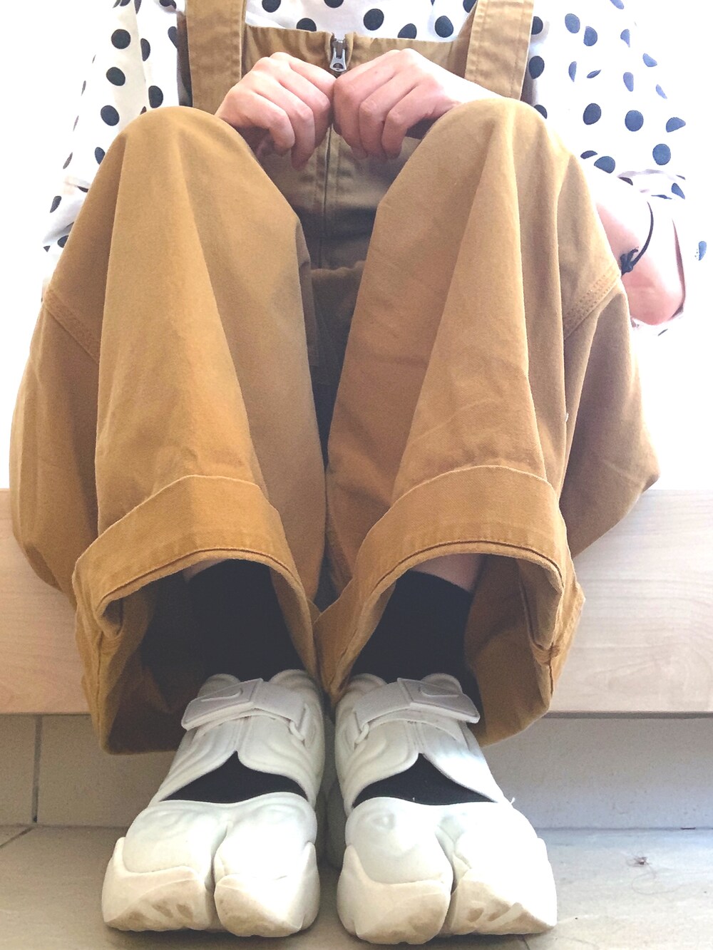 「オトナ女子、シンプルスタイル、オーバーオール、ドット、秋色、低身長コーデ、大人かわいい、シンプル、スニーカーコーデ、いいね、save、フォローお願いします🤑、サロペット、ママコーデ、NIKE、エアリフト」｜「FRAPBOISのサークルサークル２（Tシャツ/カットソー、その他）」を使った、まっきぃ〜さん（レディース・156cm）の秋コーディネートの2枚目の写真