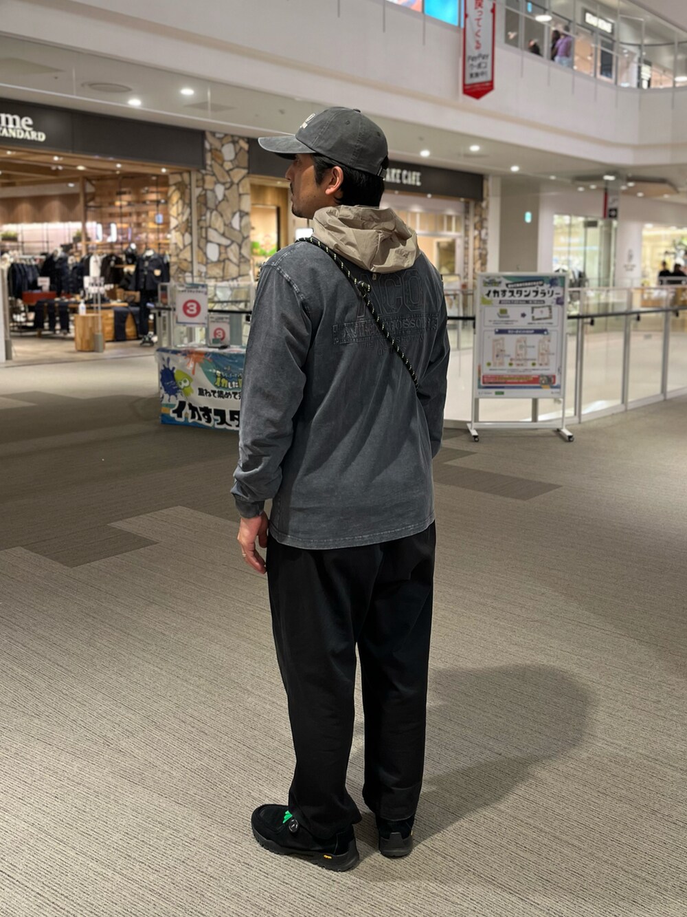 ブルー系のショルダーバッグ、グレー系のTシャツ/カットソー、グリーン系のキャップを着用したメンズの夏コーディネートの4枚目の写真