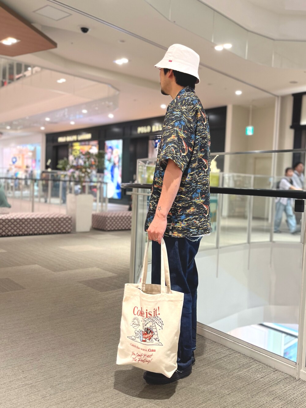 ブラック系のシャツ/ブラウス、ホワイト系のトートバッグ、ホワイト系のハットを着用したメンズの夏コーディネートの2枚目の写真