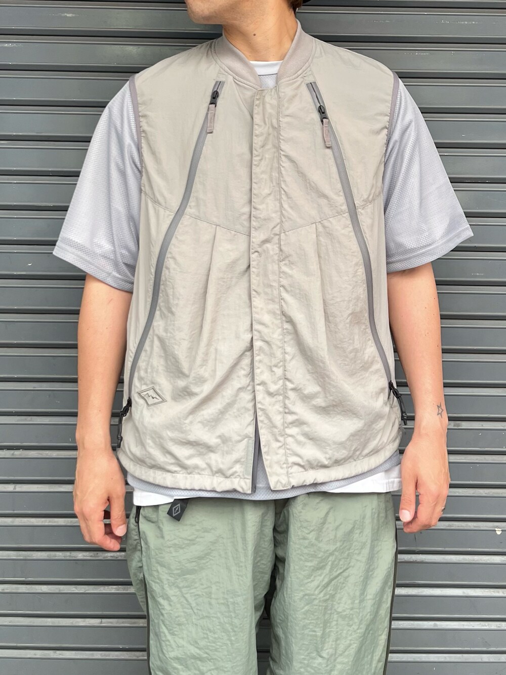 グレー系のベスト、グレー系のその他パンツ、グレー系のTシャツ/カットソーを着用したメンズの夏コーディネートの2枚目の写真