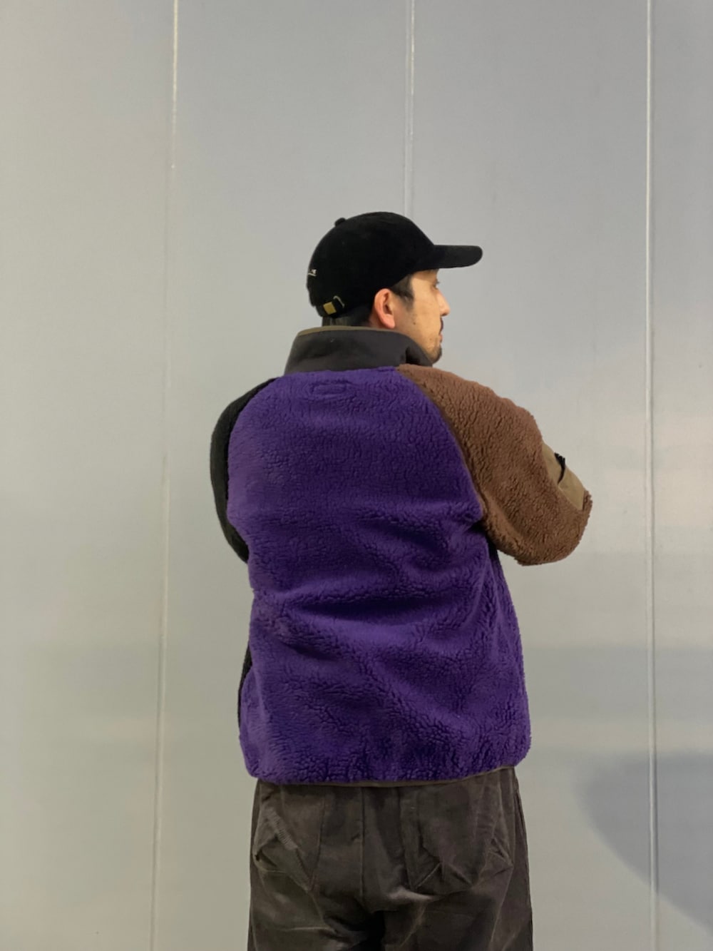 グレー系のチノパンツ、ブラック系のスニーカー、ホワイト系のニット/セーターを着用したメンズの秋コーディネートの2枚目の写真