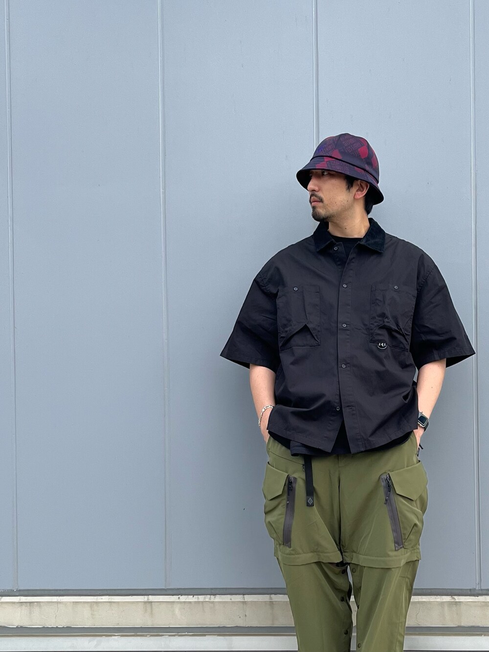 グリーン系のカーゴパンツ、ブラック系のシャツ/ブラウス、ブラック系のサンダルを着用したメンズの夏コーディネートの2枚目の写真