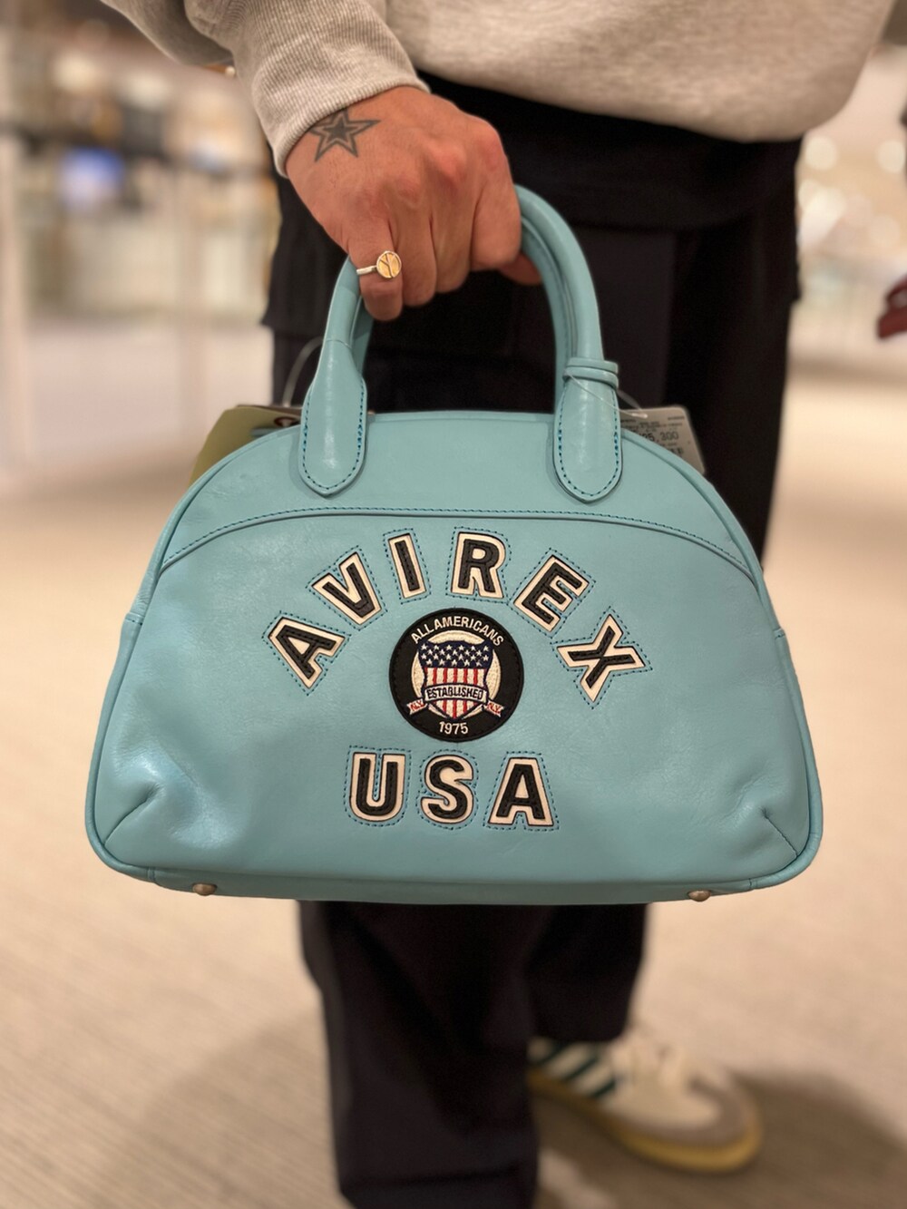 ブルー系のボストンバッグ、ブルー系のTシャツ/カットソー、グレー系のスウェットを着用したメンズの冬コーディネートの3枚目の写真