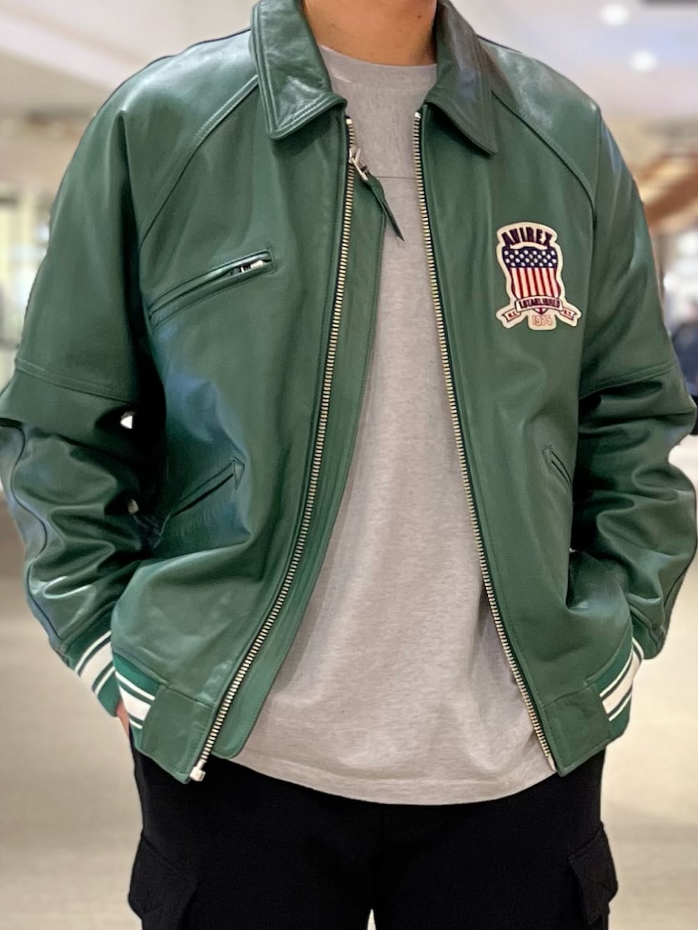 その他のTシャツ/カットソー、グリーン系のスタジャン、ブラック系のカーゴパンツを着用したメンズの冬コーディネートの3枚目の写真