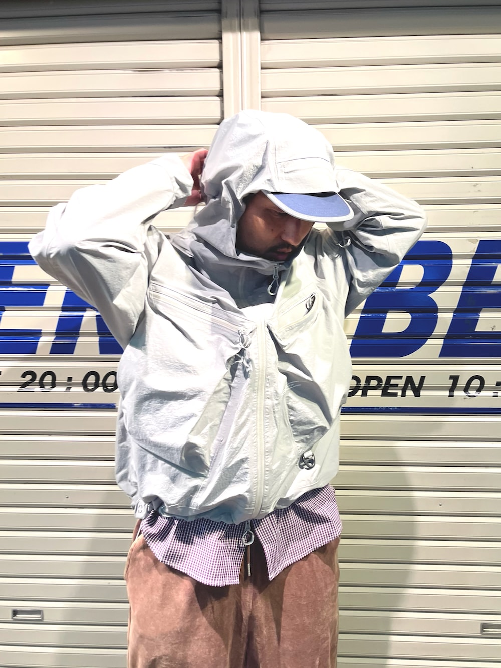 グレー系のマウンテンパーカー、ブラウン系のパンツ、ブラック系のシューズを着用したメンズの秋コーディネートの3枚目の写真