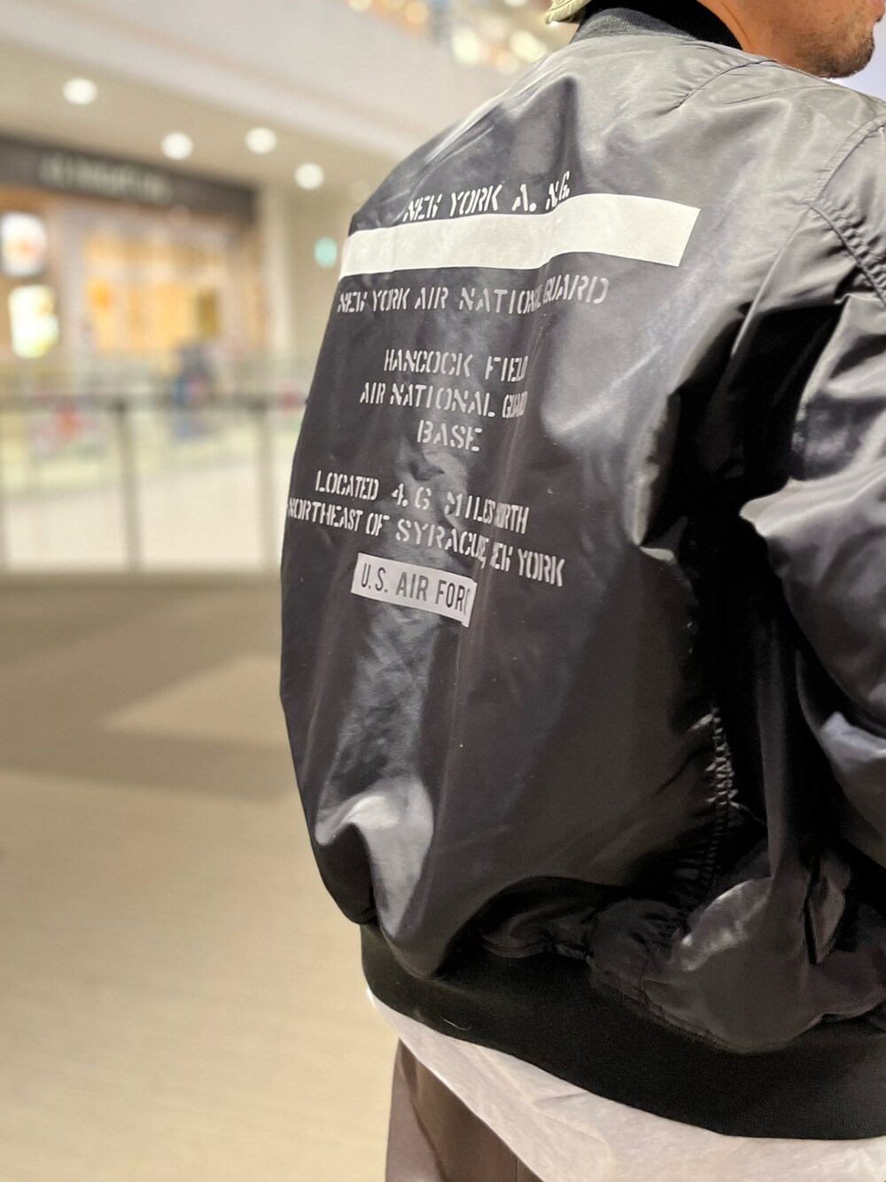 その他のTシャツ/カットソー、ブラック系のMA-1、グリーン系のハットを着用したメンズの冬コーディネートの2枚目の写真