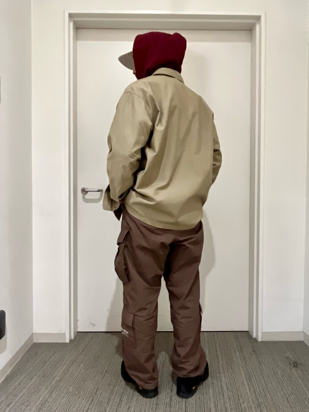 ブラウン系のカーゴパンツ、レッド系のパーカー、グリーン系のシャツ/ブラウスを着用したメンズの秋コーディネートの2枚目の写真