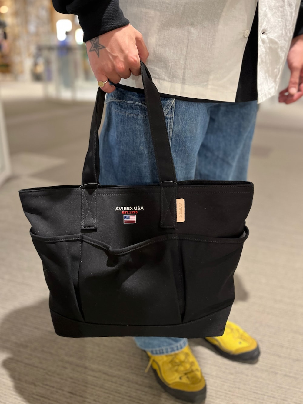 「トートバッグ、ミリタリー、アメカジ、キャップ、ワークキャップ、シンプルコーデ、シャツスタイル、春夏コーデ、夏コーデ、アメカジコーデ」｜「AVIREXのBERSA Ⅲ/ バーサ3/ トートバッグ（トートバッグ、ブラック系）」を使った、Funachangさん（メンズ・177cm）の春コーディネートの3枚目の写真