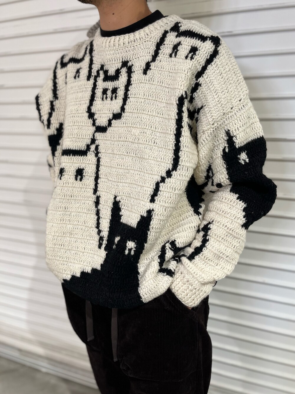 ブラック系のその他パンツ、ブラック系のモカシン/デッキシューズ、ベージュ系のジャケット/アウターを着用したメンズの秋コーディネートの3枚目の写真
