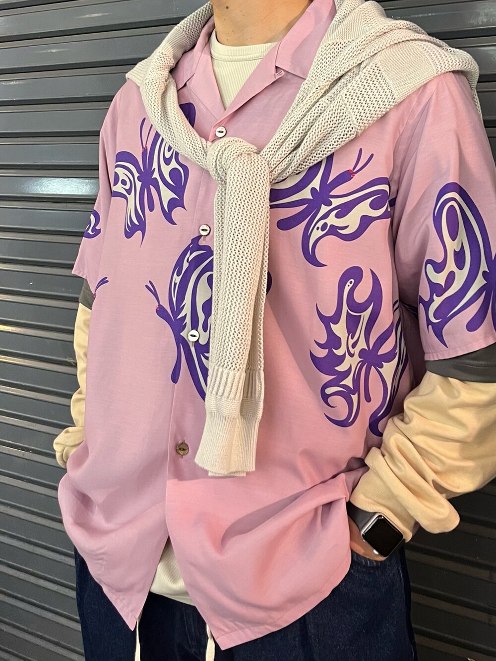 その他のデニムパンツ、ピンク系のシャツ/ブラウス、グレー系のカーディガン/ボレロを着用したメンズの春コーディネートの2枚目の写真