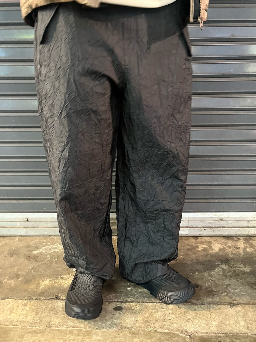 ブラック系のスニーカー、グリーン系のダウンジャケット/コートを着用したメンズの冬コーディネートの3枚目の写真