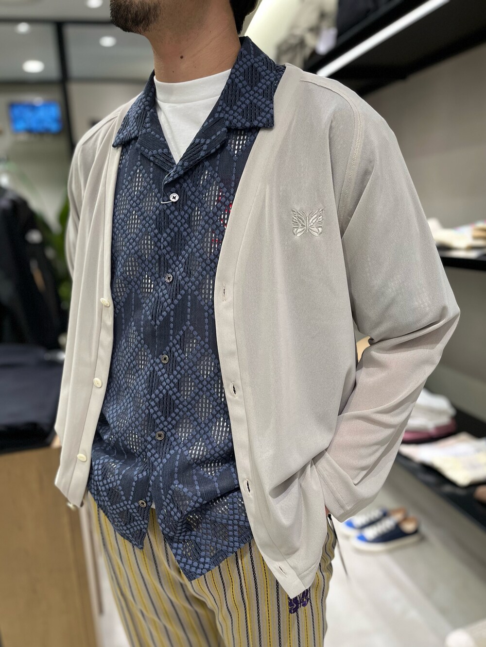 ブラック系のローファー、ブルー系のシャツ/ブラウスを着用したメンズの春コーディネートの2枚目の写真