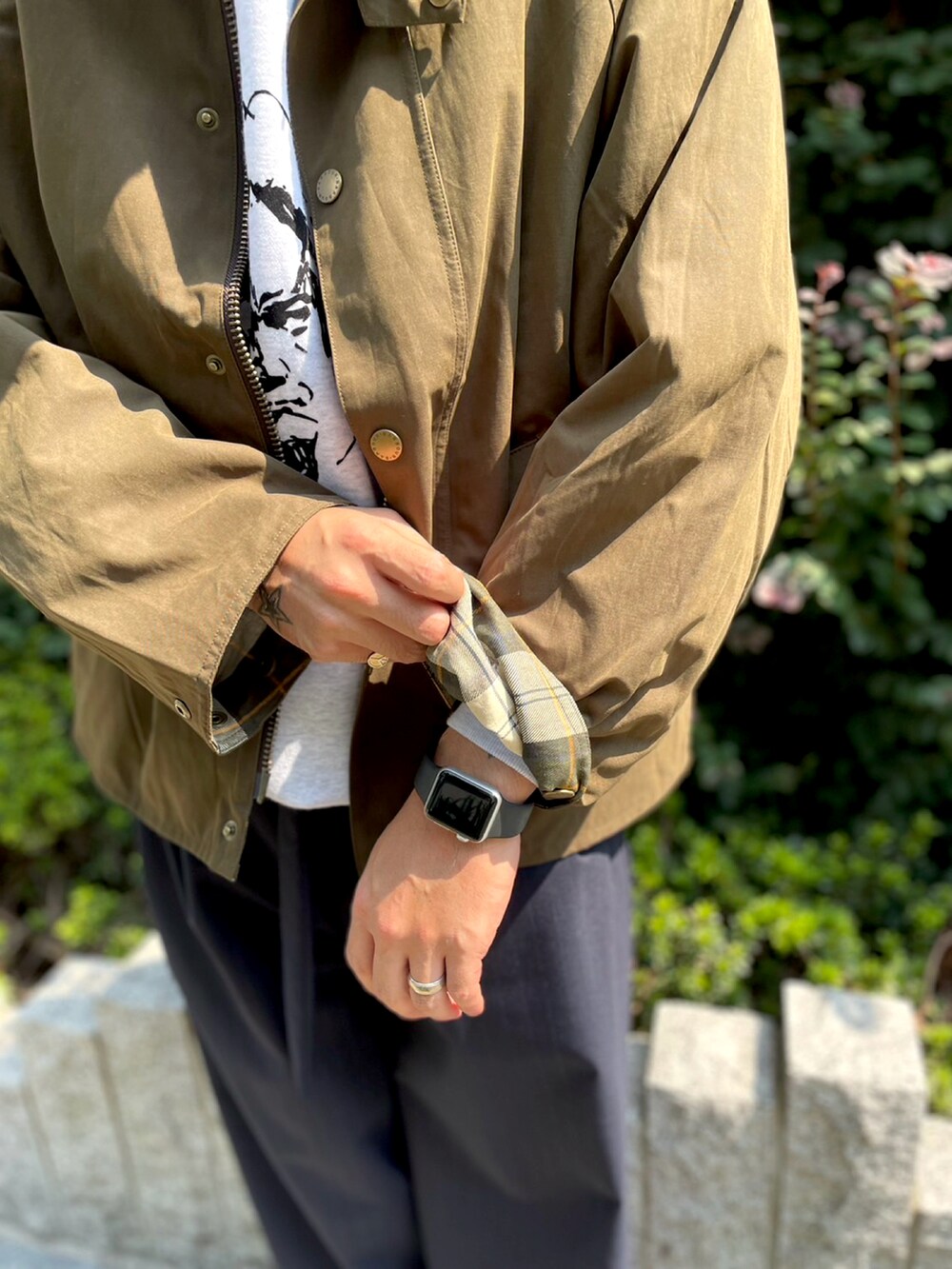ブラック系のパンツ、その他のスウェット、その他のジャケット/アウターを着用したメンズの秋コーディネートの4枚目の写真