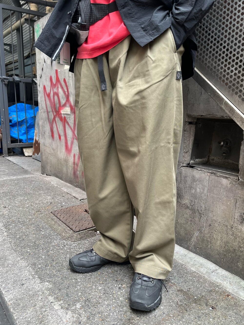 ブラック系のシャツ/ブラウス、ブラック系のその他パンツ、レッド系のTシャツ/カットソーを着用したメンズの秋コーディネートの4枚目の写真
