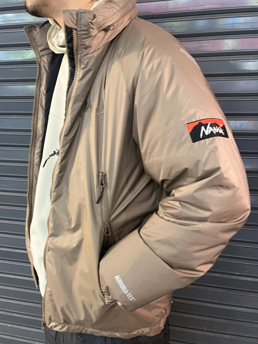 ブラック系のスニーカー、グリーン系のダウンジャケット/コートを着用したメンズの冬コーディネートの2枚目の写真