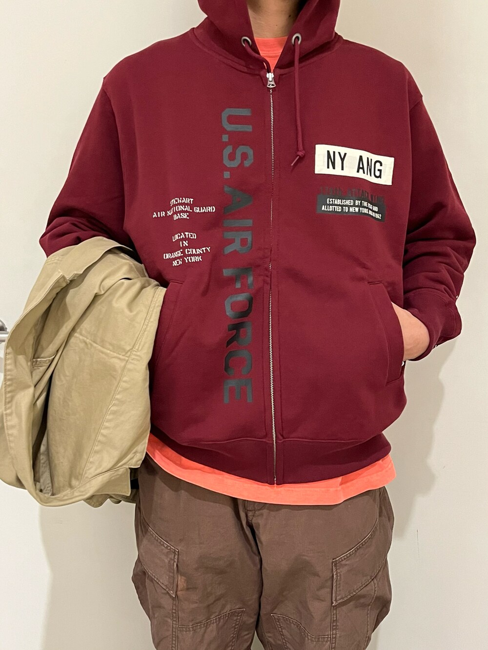 ブラウン系のカーゴパンツ、レッド系のパーカー、グリーン系のシャツ/ブラウスを着用したメンズの秋コーディネートの3枚目の写真