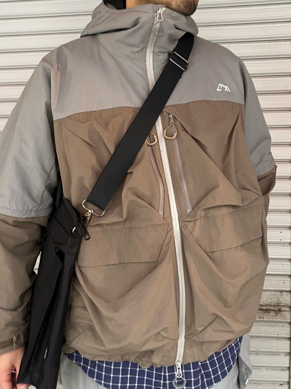 「ナイロンジャケット、マウンテンパーカー、秋冬コーデ、春コーデ、お出かけコーデ、キャンプ、アウトドア、ootd、セットアップ、ナイロンパンツ、今日のコーデ、グレー、ワントーン、ビーバー(BEAVER)」｜「PACKINGのPACKING/パッキング　別注HELMET BAG ヘルメットバッグ（ショルダーバッグ、ブラック系）」を使った、Funachangさん（メンズ・177cm）の冬コーディネートの2枚目の写真