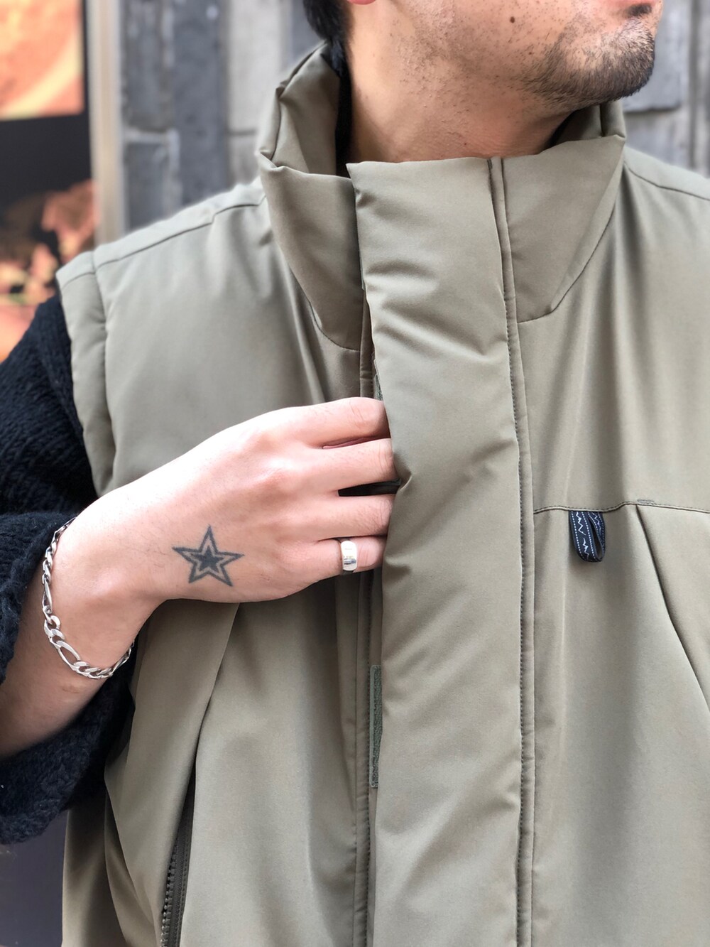 グリーン系のダウンジャケット/コート、シルバー系のリングを着用したメンズの冬コーディネートの2枚目の写真