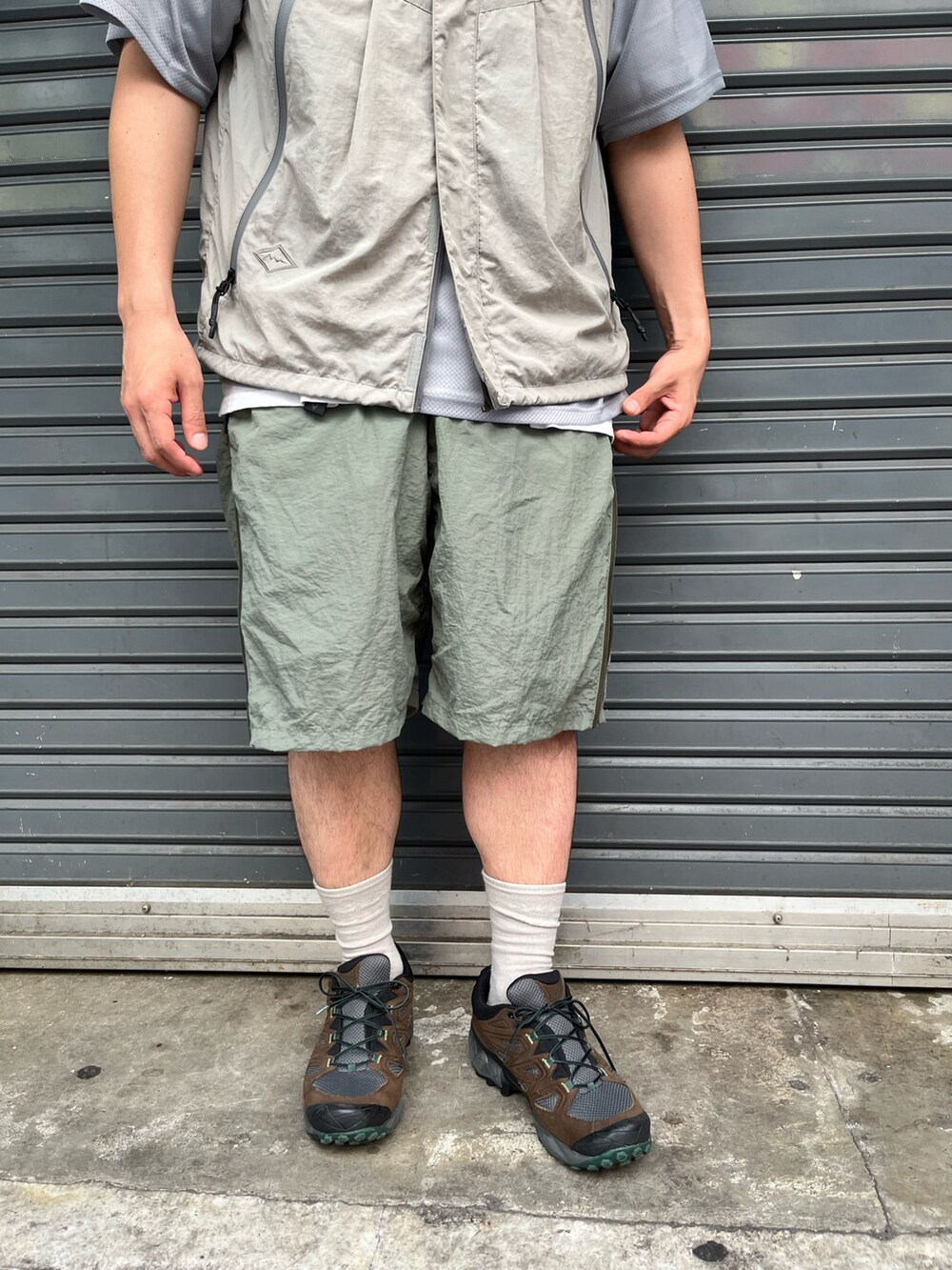 グレー系のベスト、グレー系のその他パンツ、グレー系のTシャツ/カットソーを着用したメンズの夏コーディネートの3枚目の写真