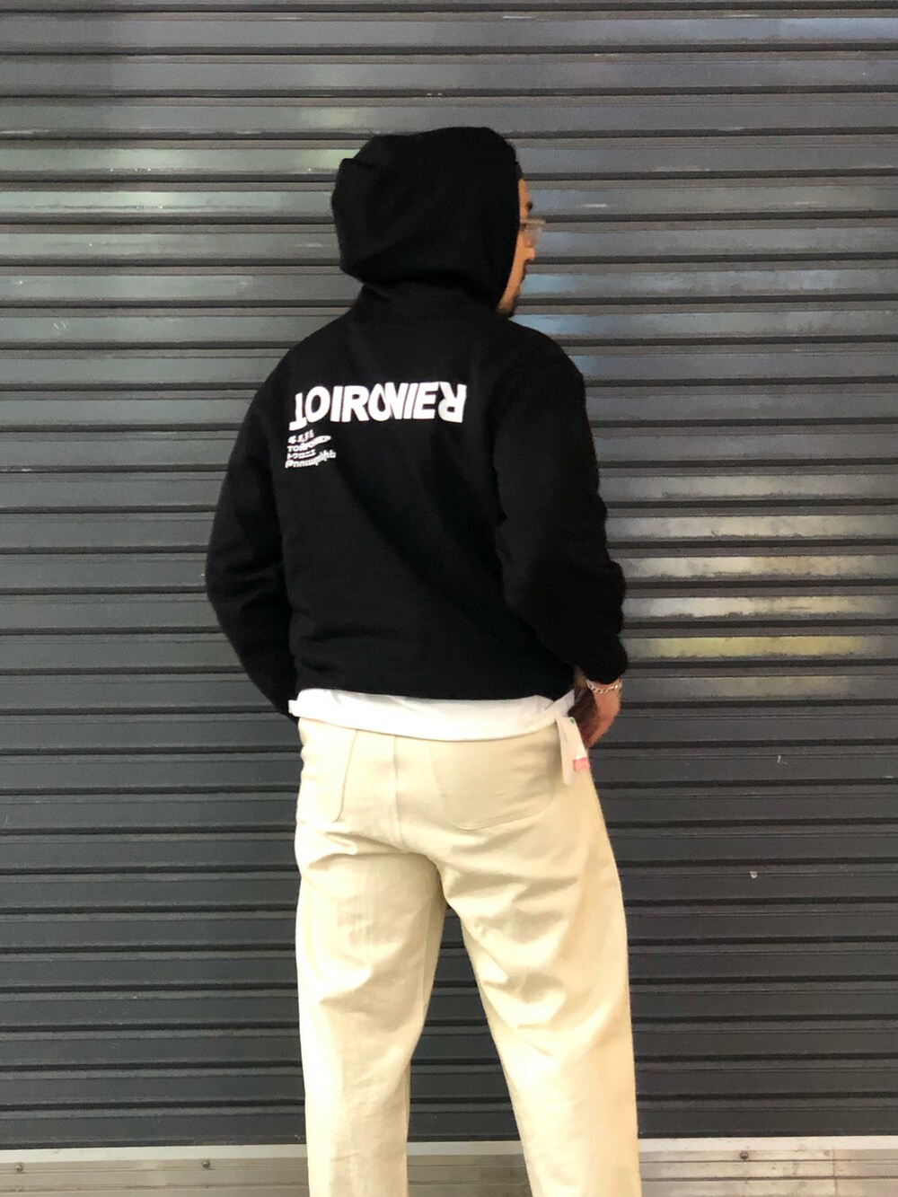 ホワイト系のデニムパンツ、ブラック系のパーカー、ブラック系のパーカーを着用したメンズの冬コーディネートの2枚目の写真