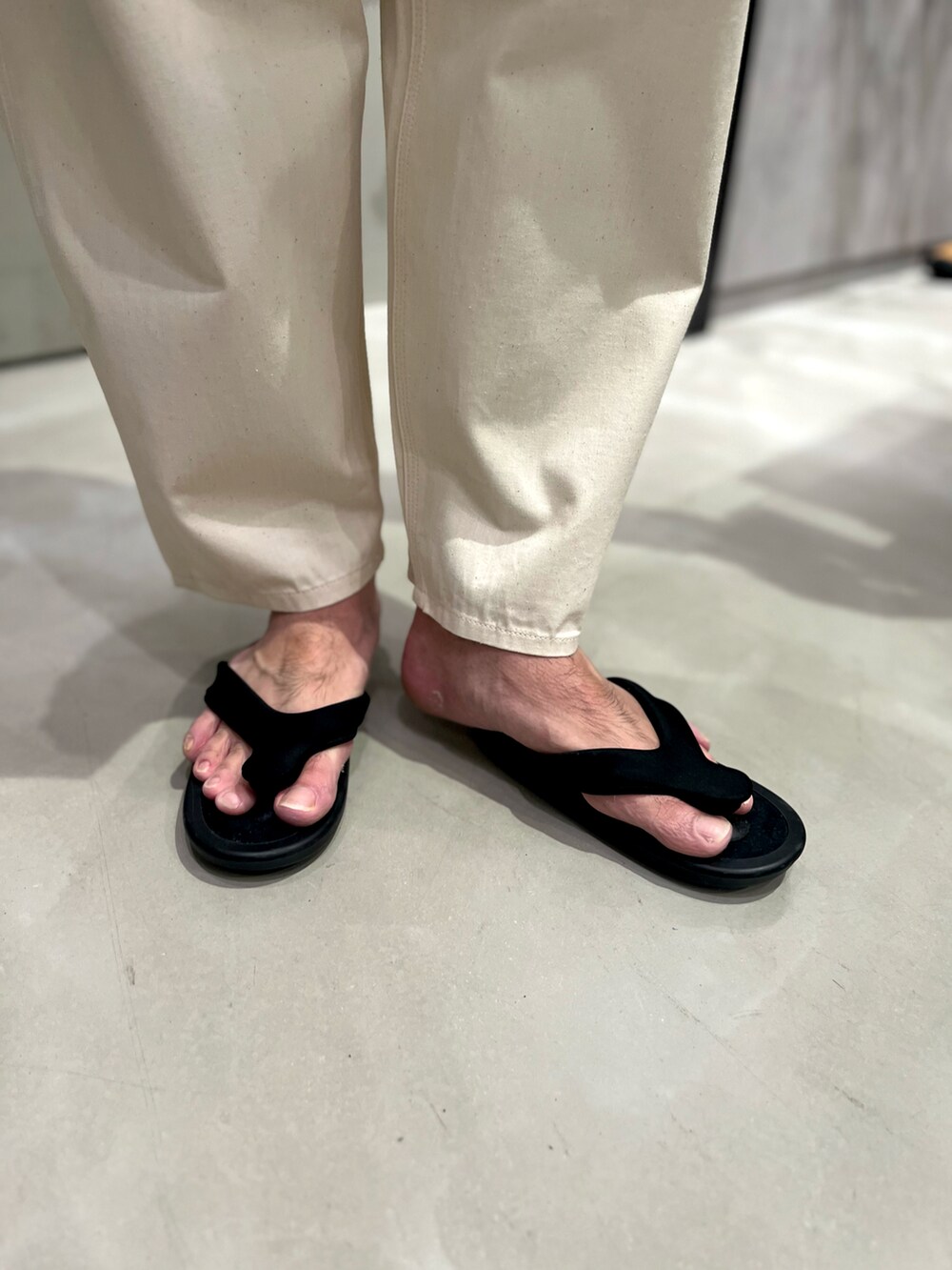 ゴールド系のシャツ/ブラウス、ブラウン系のキャップを着用したメンズの春コーディネートの3枚目の写真