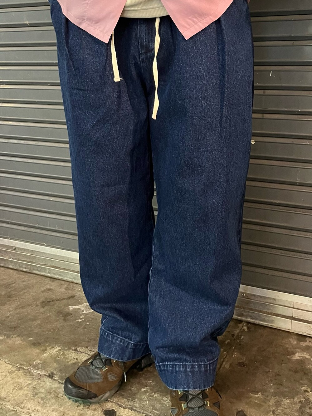 その他のデニムパンツ、ピンク系のシャツ/ブラウス、グレー系のカーディガン/ボレロを着用したメンズの春コーディネートの3枚目の写真