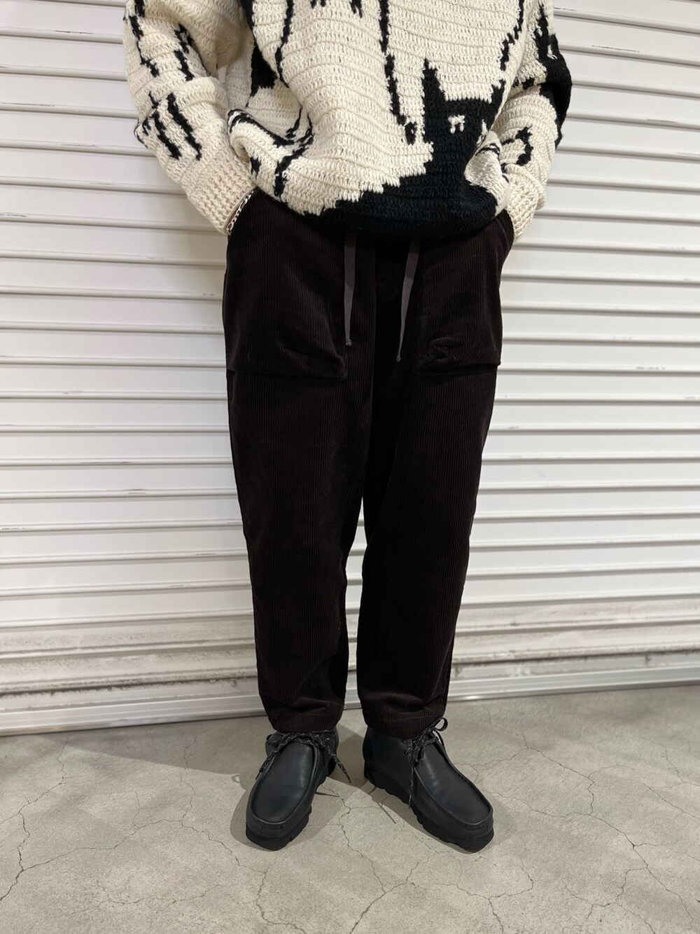 ブラック系のその他パンツ、ブラック系のモカシン/デッキシューズ、ベージュ系のジャケット/アウターを着用したメンズの秋コーディネートの2枚目の写真