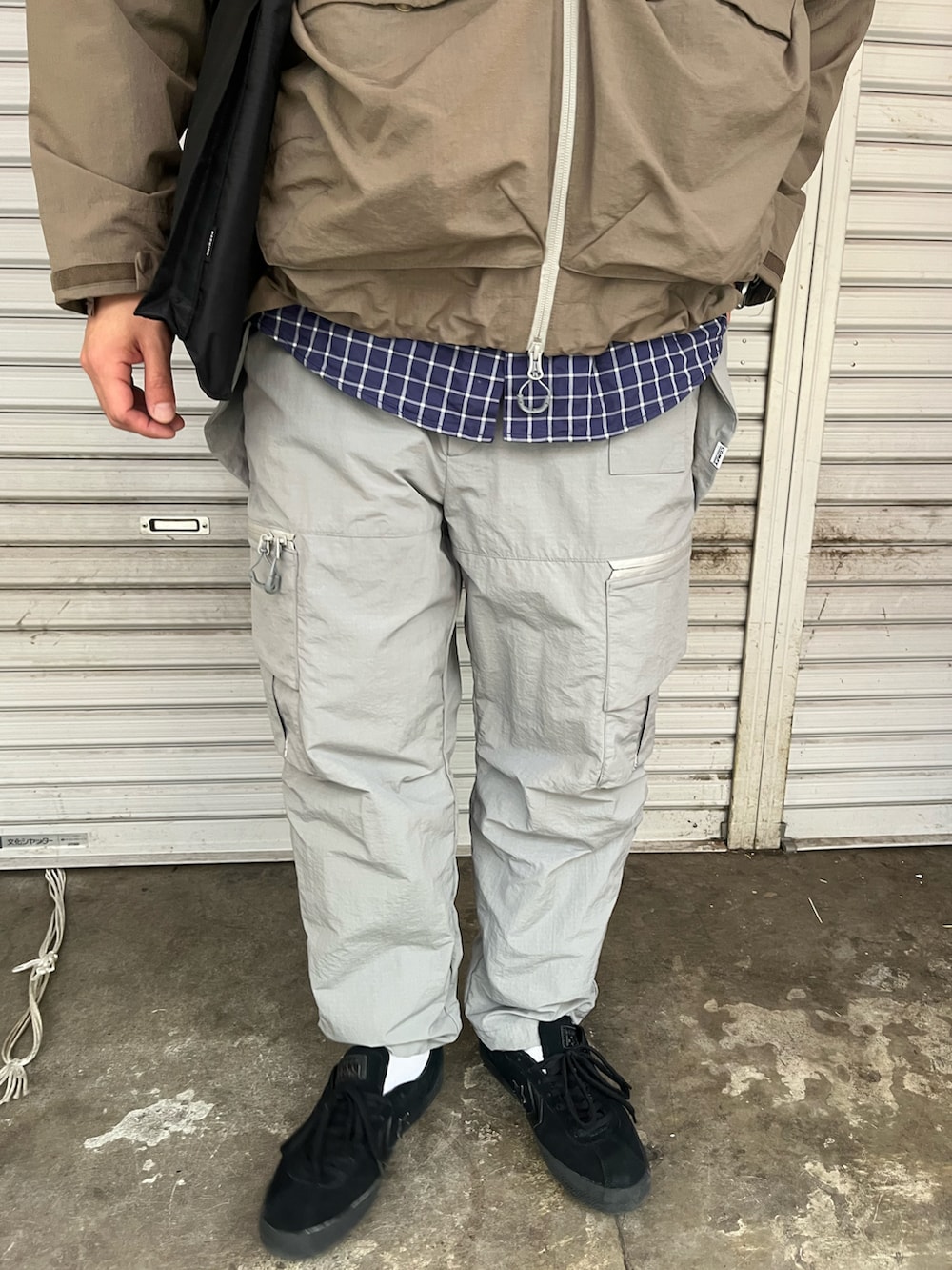 「ナイロンジャケット、マウンテンパーカー、秋冬コーデ、春コーデ、お出かけコーデ、キャンプ、アウトドア、ootd、セットアップ、ナイロンパンツ、今日のコーデ、グレー、ワントーン、ビーバー(BEAVER)」｜「PACKINGのPACKING/パッキング　別注HELMET BAG ヘルメットバッグ（ショルダーバッグ、ブラック系）」を使った、Funachangさん（メンズ・177cm）の冬コーディネートの4枚目の写真