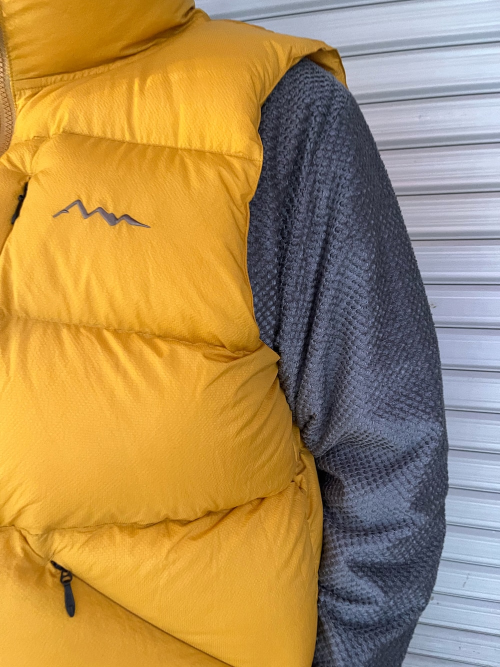 「ダウンベスト、ダウン、冬、冬コーデ、秋冬コーデ、ootd、アメカジコーデ、ミリタリー、ラフコーデ、お出かけコーデ、ファッションを楽しもう、ヒザデルパンツ、ワイドパンツ、BEAVER、ショルダーバッグ」｜「MANASTASHのMANASTASH/マナスタッシュ/M-RIP DOWN VEST/マイクロリップダウンベスト（ダウンベスト、イエロー系）」を使った、Funachangさん（メンズ・177cm）の冬コーディネートの3枚目の写真