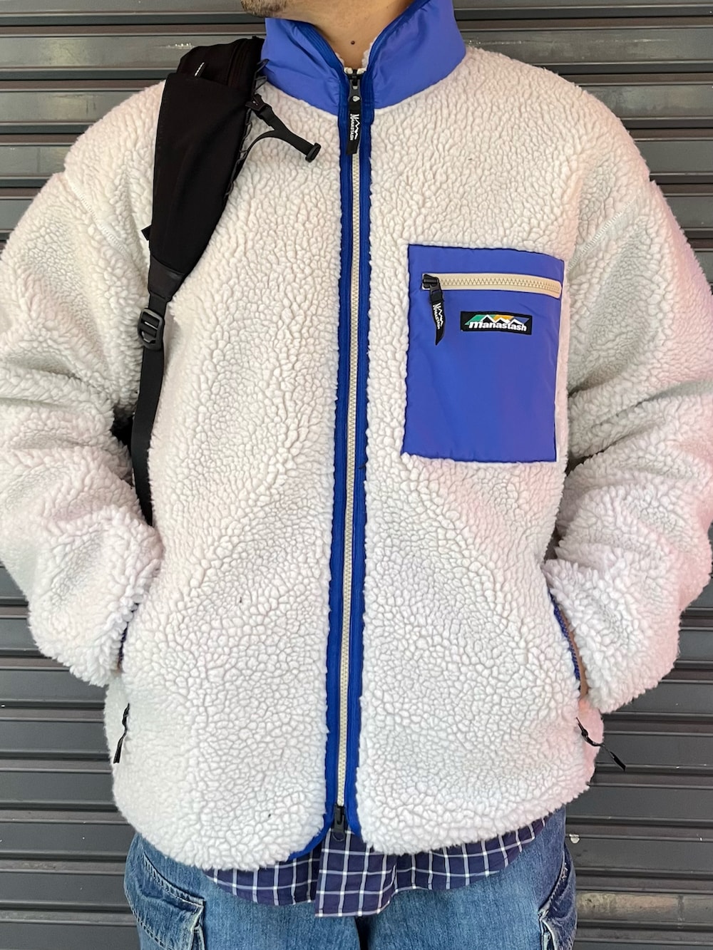 ベージュ系のブルゾン、ブラック系のバックパック/リュックを着用したメンズの冬コーディネートの3枚目の写真