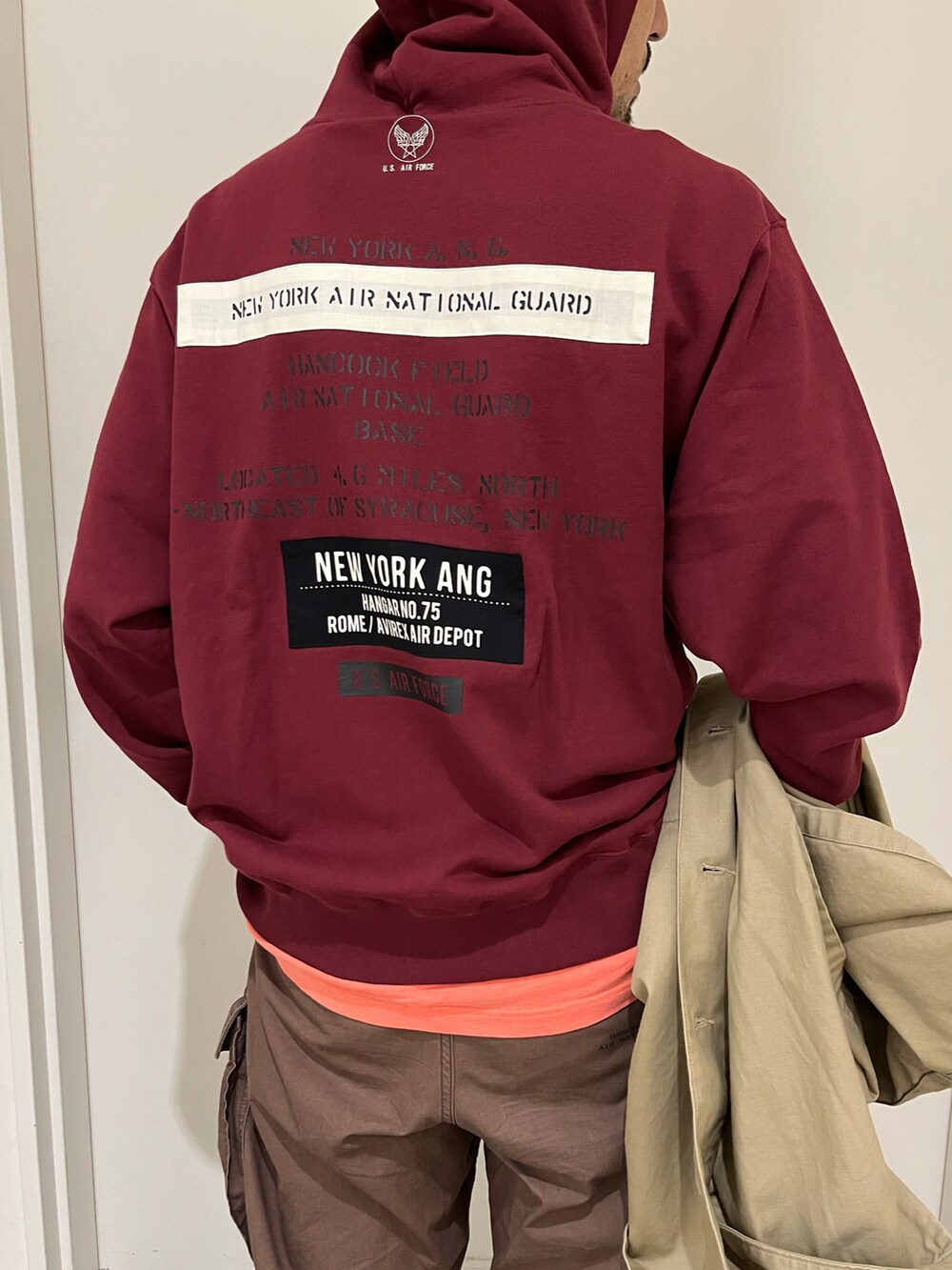 ブラウン系のカーゴパンツ、レッド系のパーカー、グリーン系のシャツ/ブラウスを着用したメンズの秋コーディネートの4枚目の写真