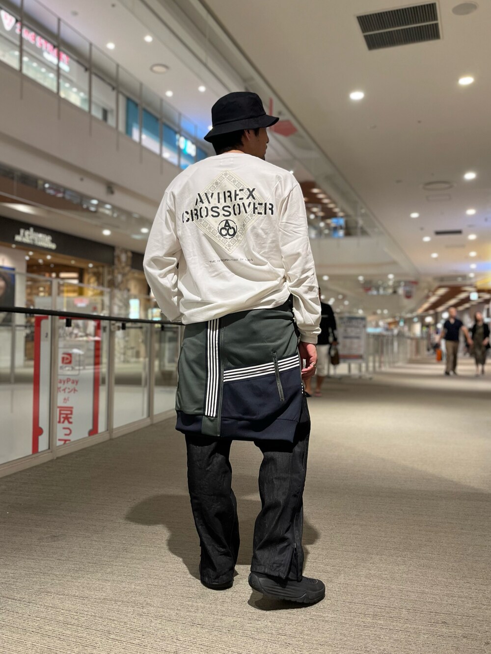 ブラック系のデニムパンツ、ブラック系のジャージ、ホワイト系のTシャツ/カットソーを着用したメンズの夏コーディネートの2枚目の写真