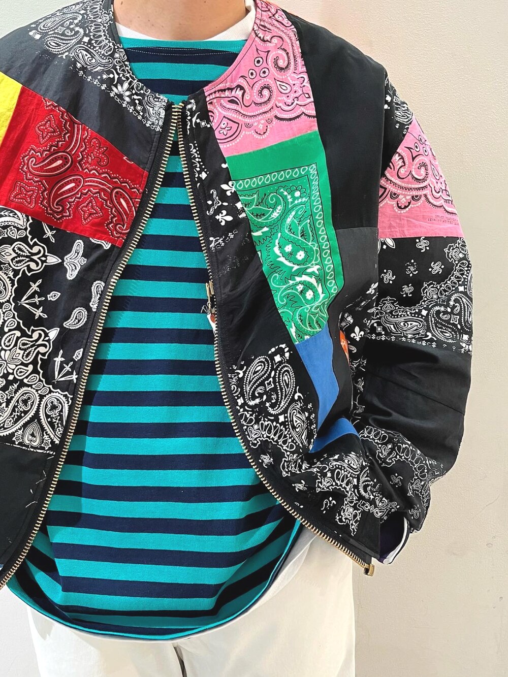 ベージュ系のその他パンツ、ブルー系のTシャツ/カットソー、ベージュ系のハットを着用したメンズの春コーディネートの2枚目の写真