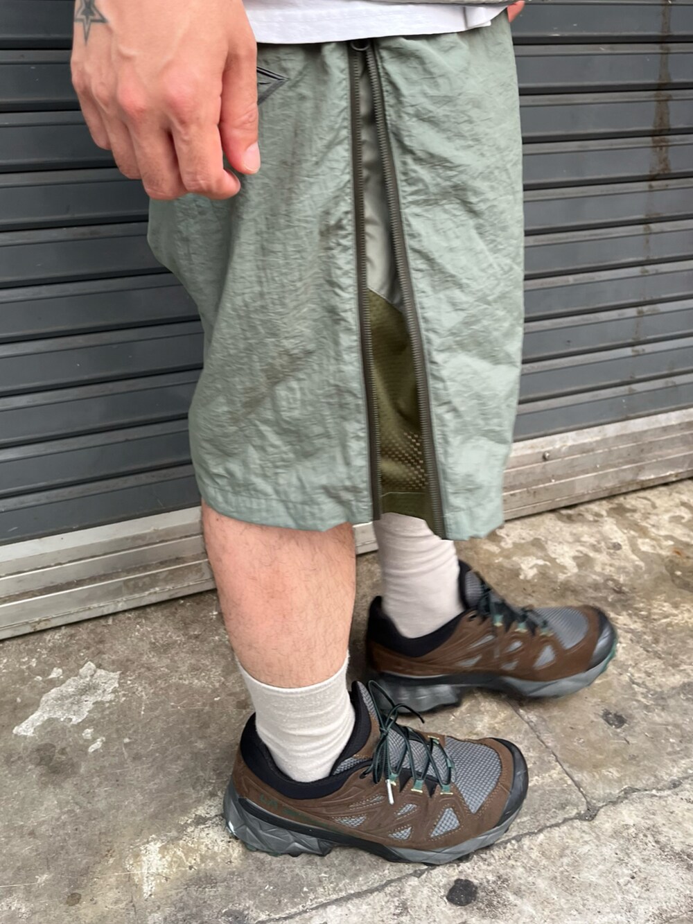 グレー系のベスト、グレー系のその他パンツ、グレー系のTシャツ/カットソーを着用したメンズの夏コーディネートの4枚目の写真