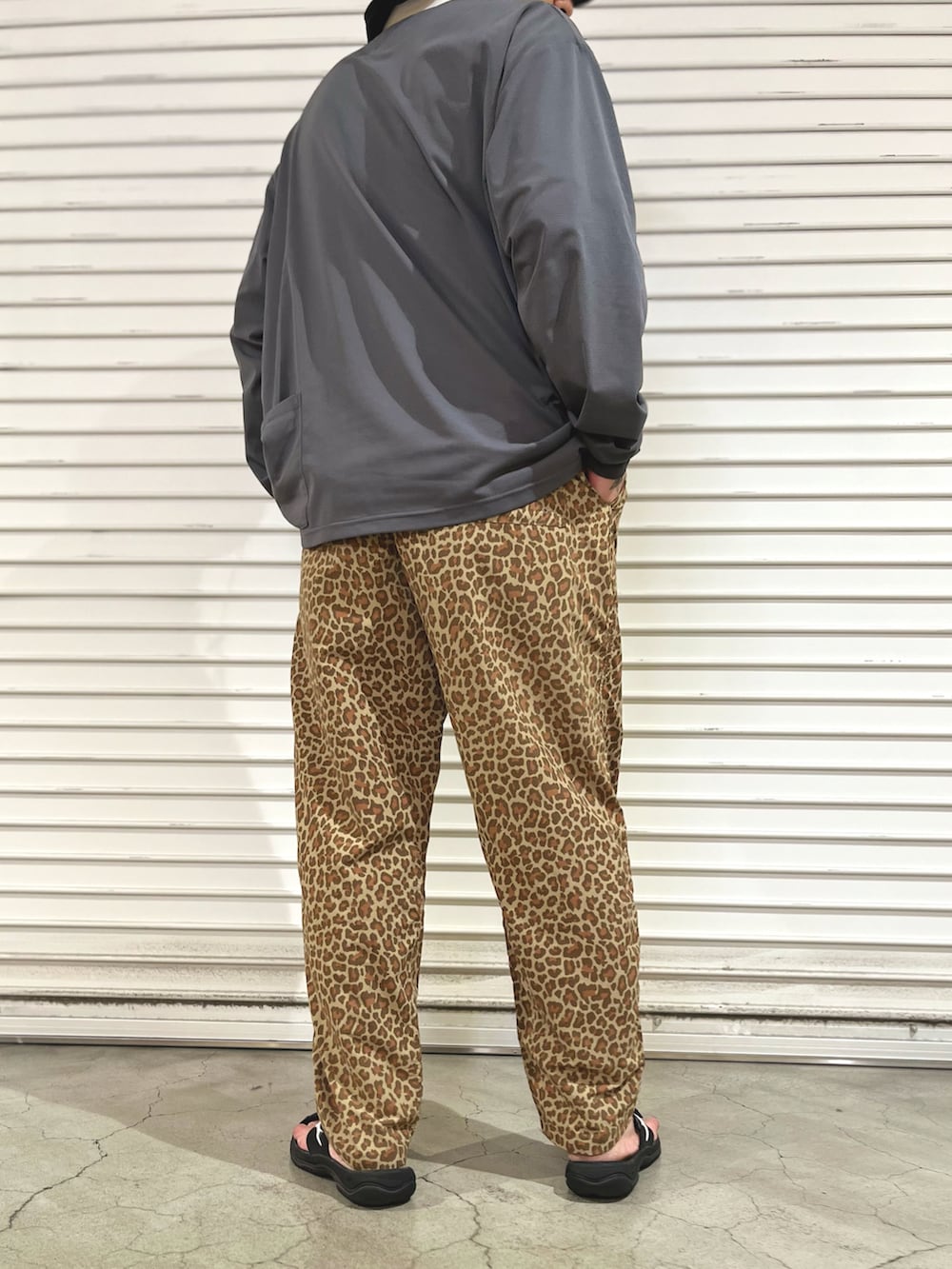 その他のその他パンツ、グレー系のその他トップスを着用したメンズの夏コーディネートの3枚目の写真