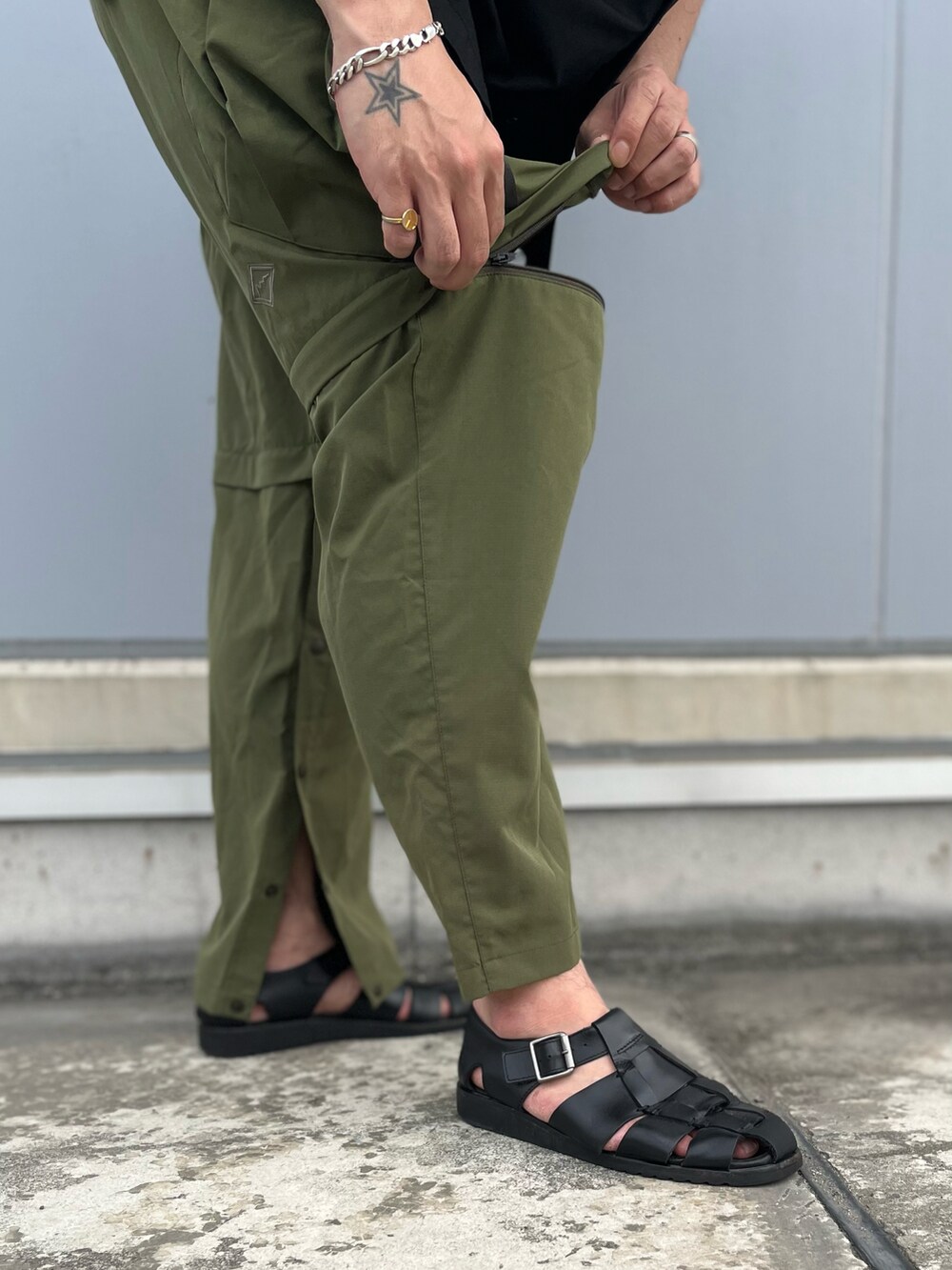 グリーン系のカーゴパンツ、ブラック系のシャツ/ブラウス、ブラック系のサンダルを着用したメンズの夏コーディネートの4枚目の写真